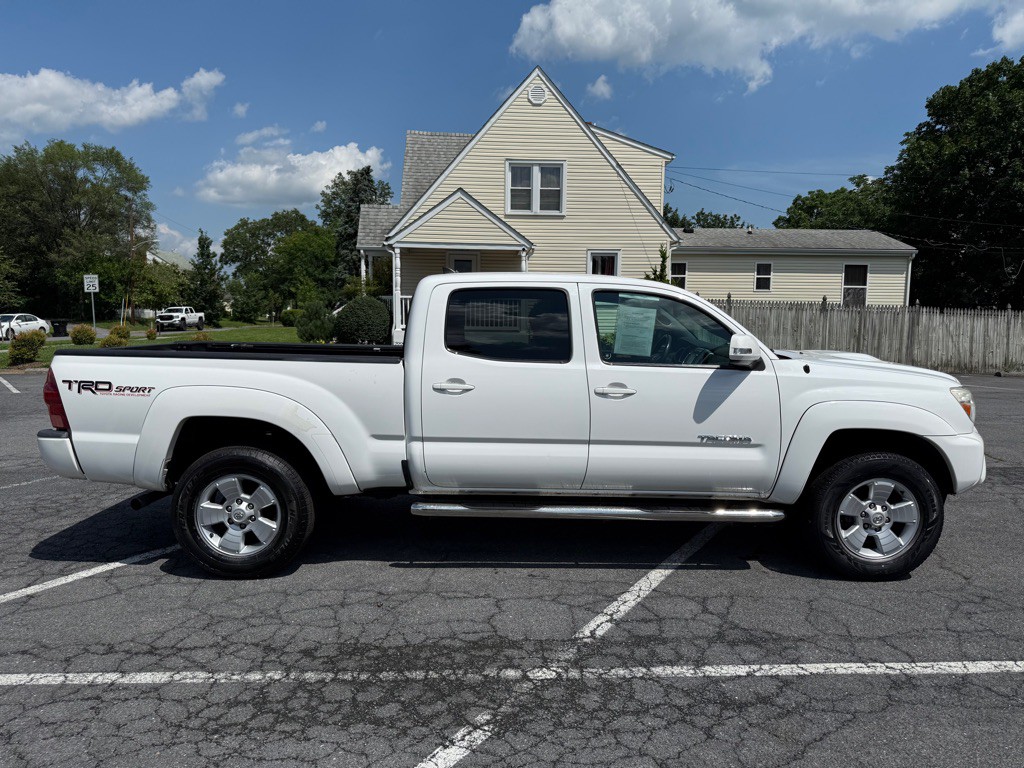 2015 Toyota Tacoma Image 2