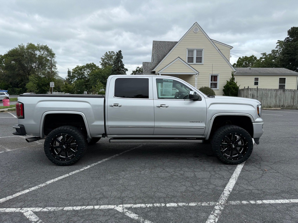 2017 GMC Sierra Image 2