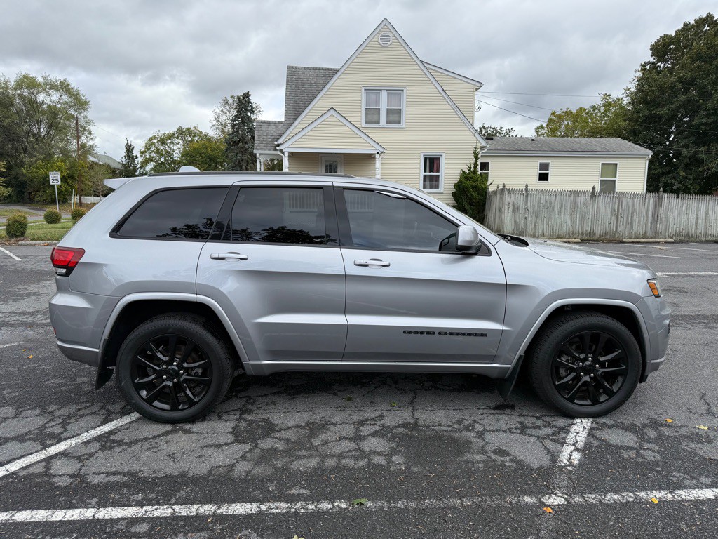 2018 Jeep Grand Cherokee Image 2