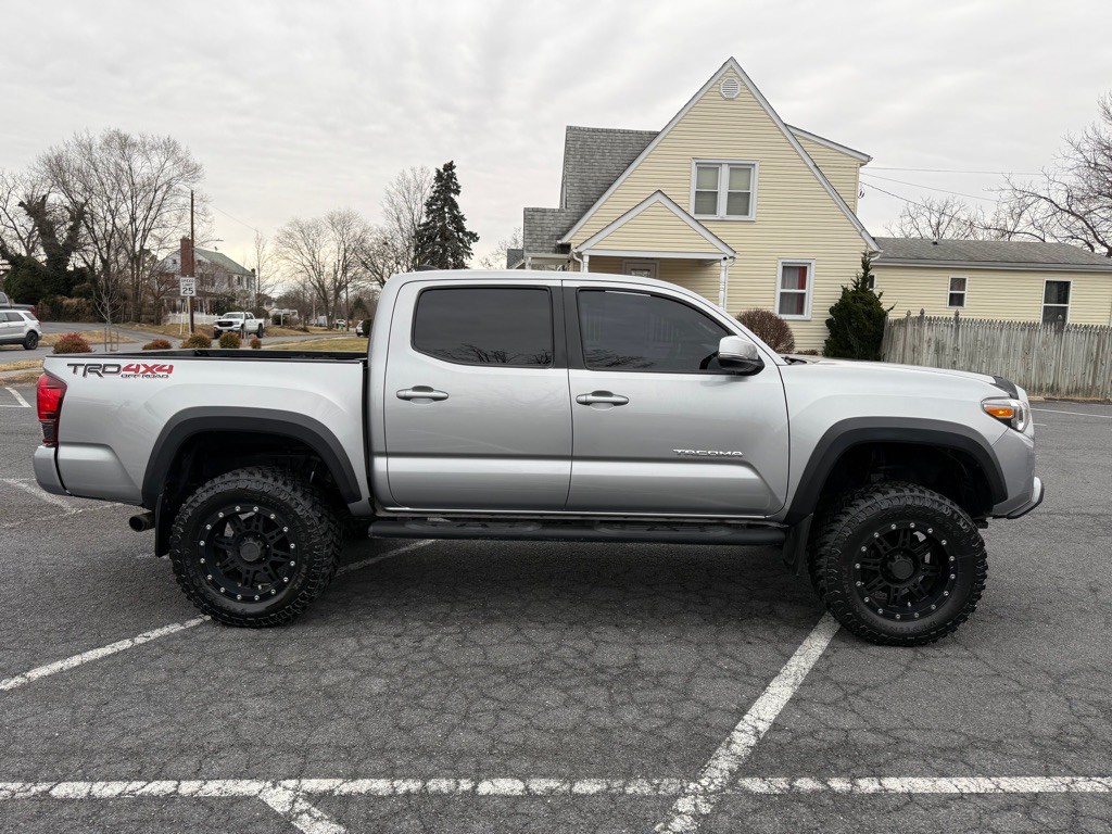 2018 Toyota Tacoma Image 2