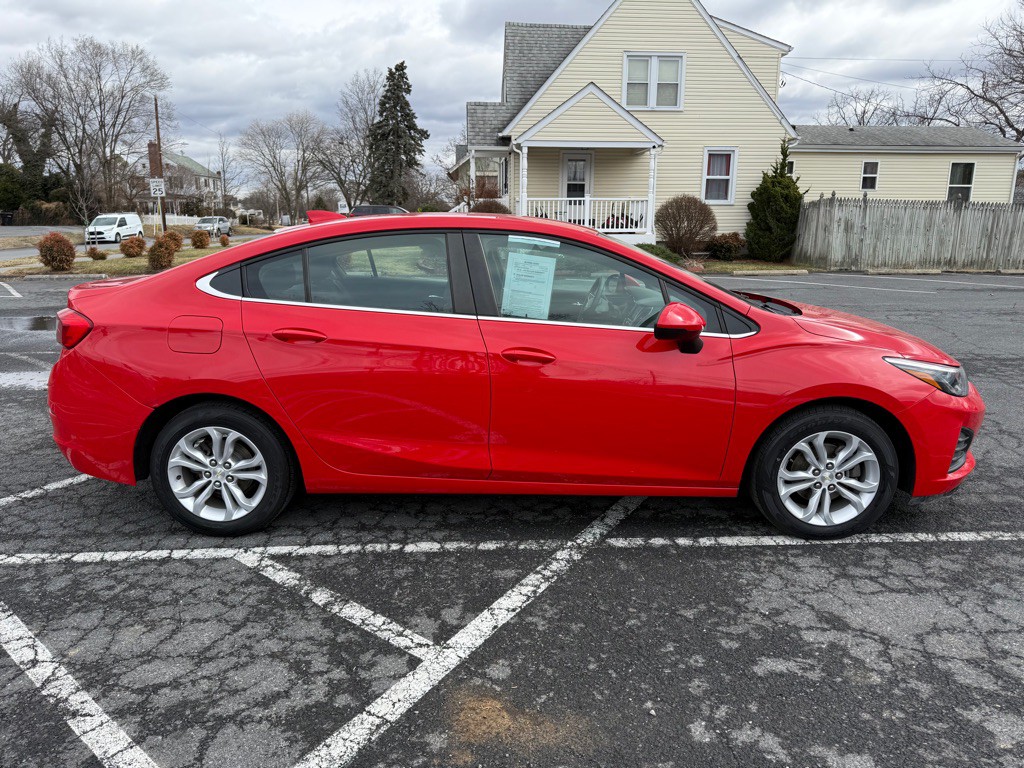 2019 Chevrolet Cruze Image 2