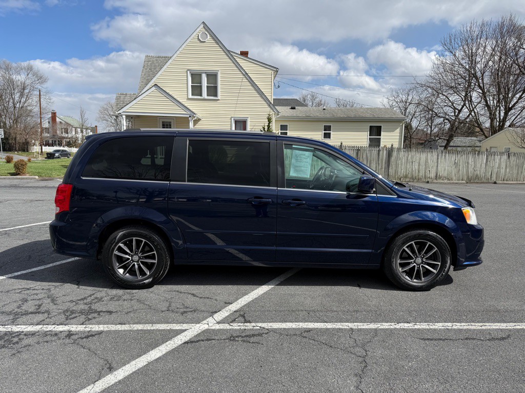 2017 Dodge Grand Caravan Image 2
