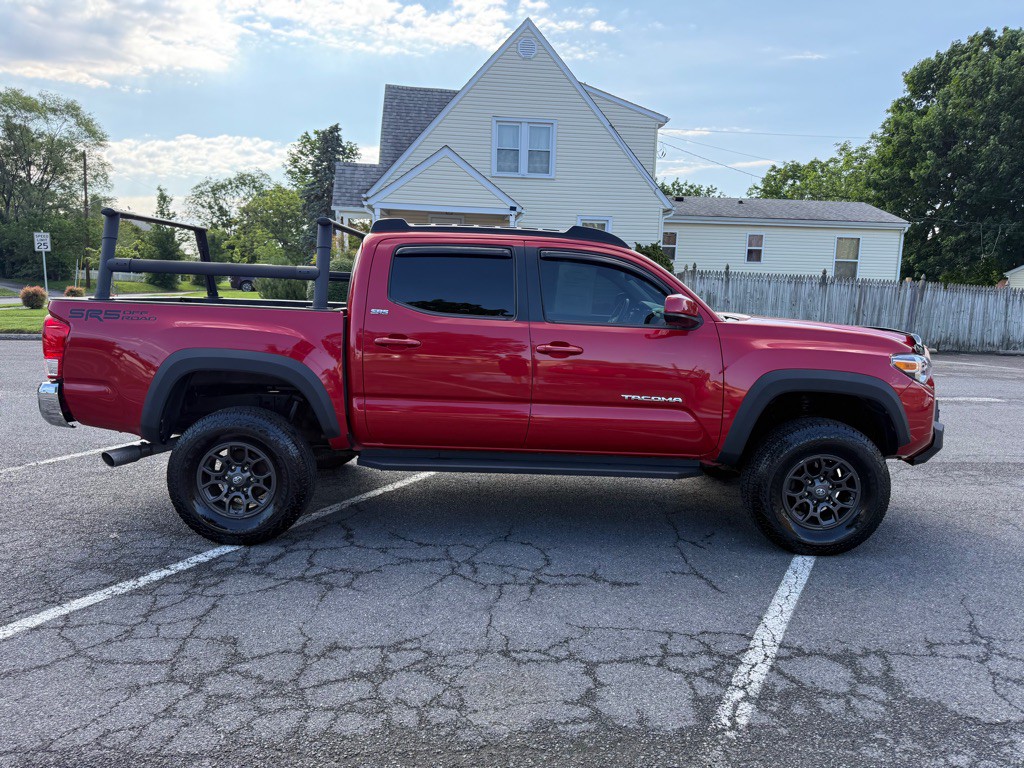 2017 Toyota Tacoma Image 2