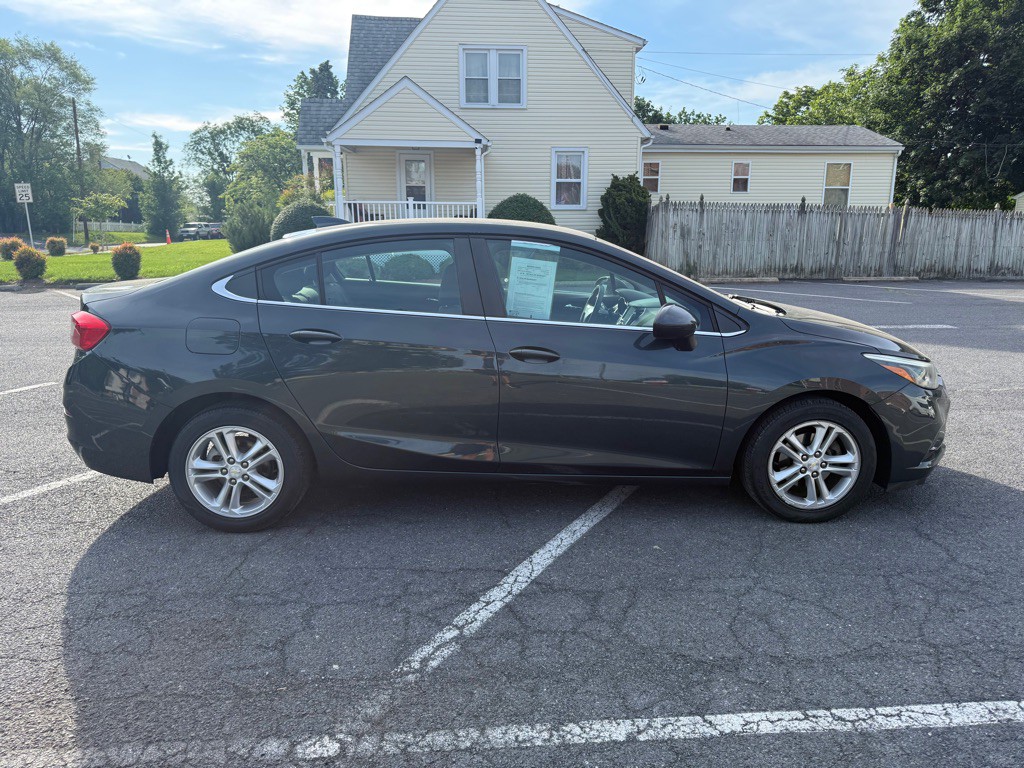 2018 Chevrolet Cruze Image 2