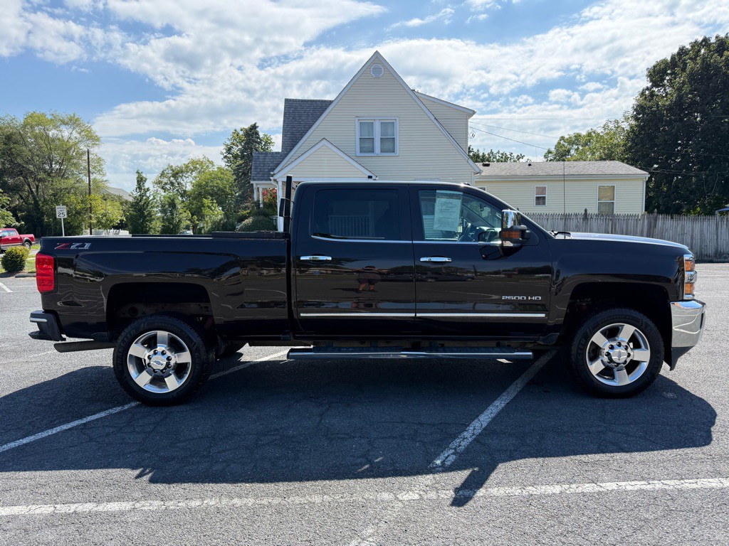 2019 Chevrolet Silverado 1500 Image 2