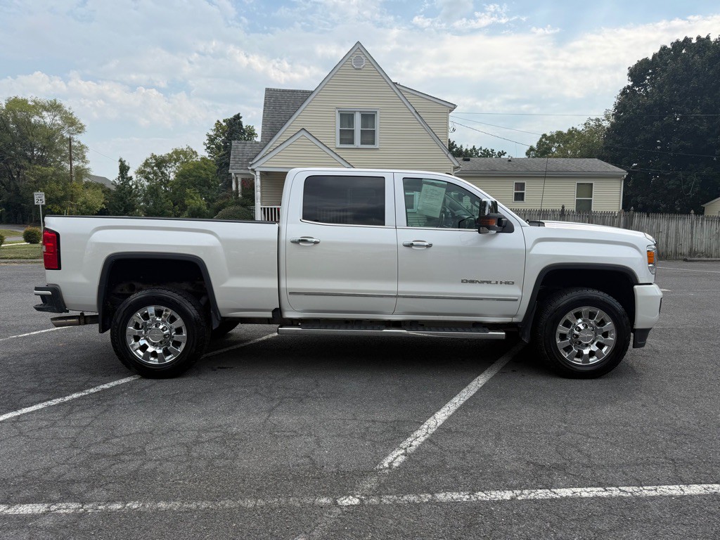 2018 GMC Sierra Image 2