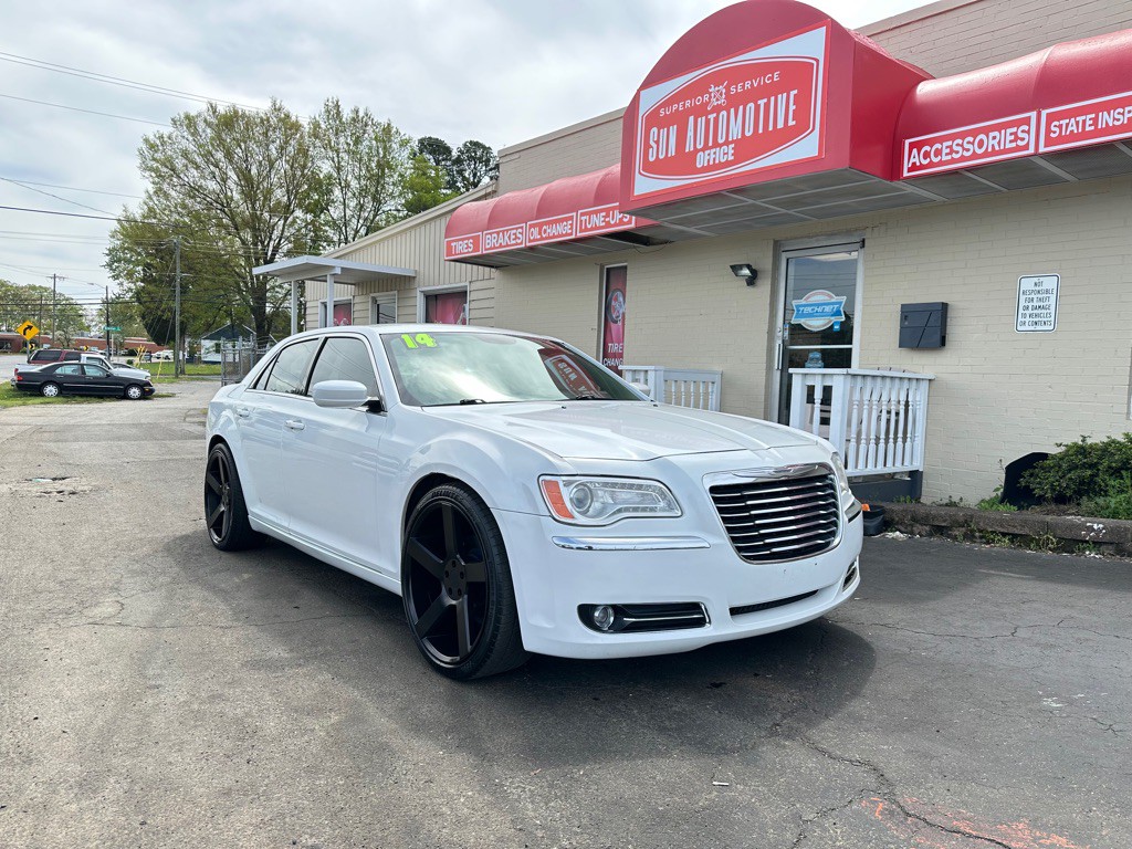 2014 Chrysler 300 Image 2