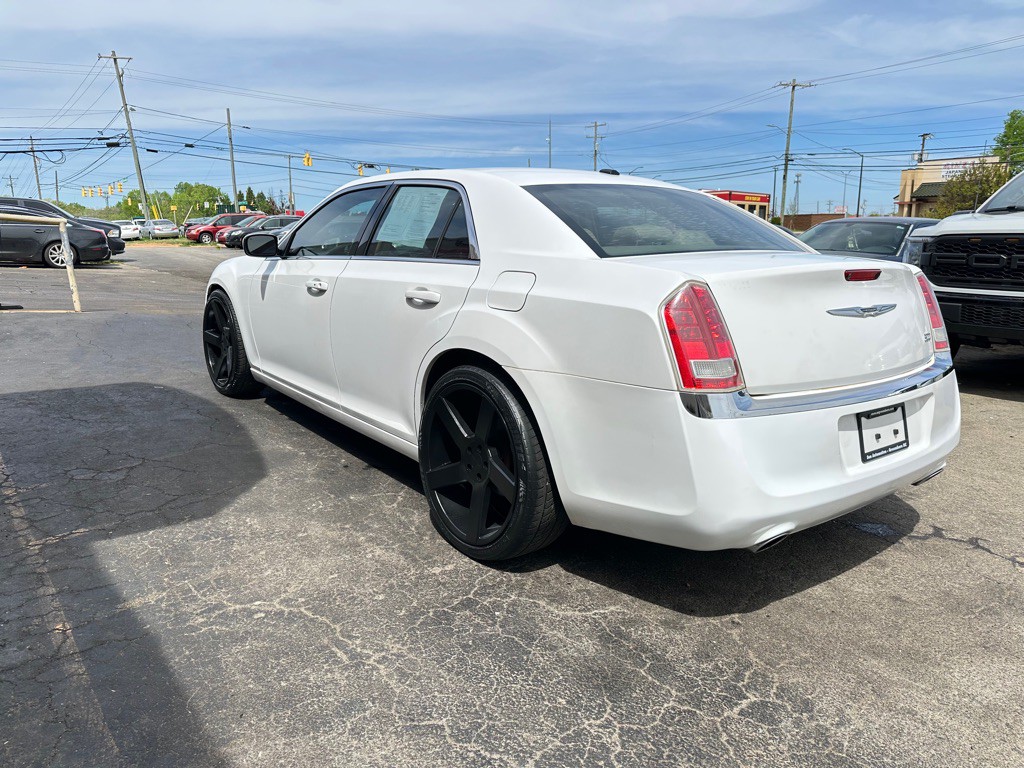 2014 Chrysler 300 Image 6
