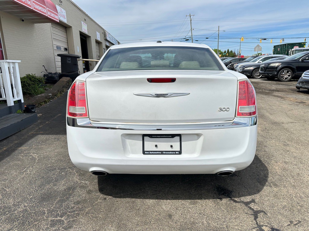 2014 Chrysler 300 Image 7