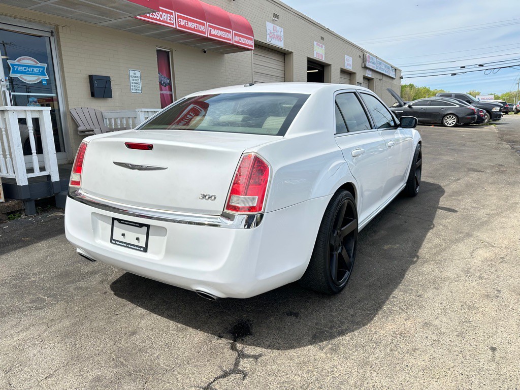 2014 Chrysler 300 Image 8