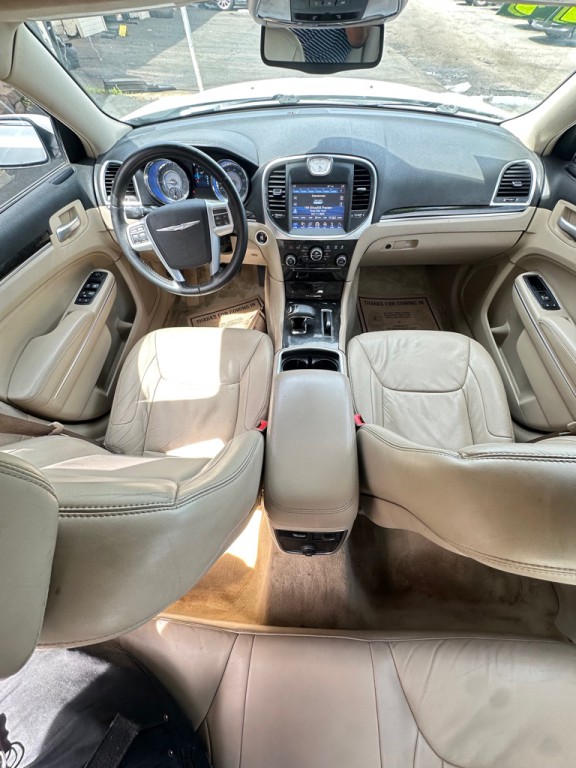 2014 Chrysler 300 Image 9