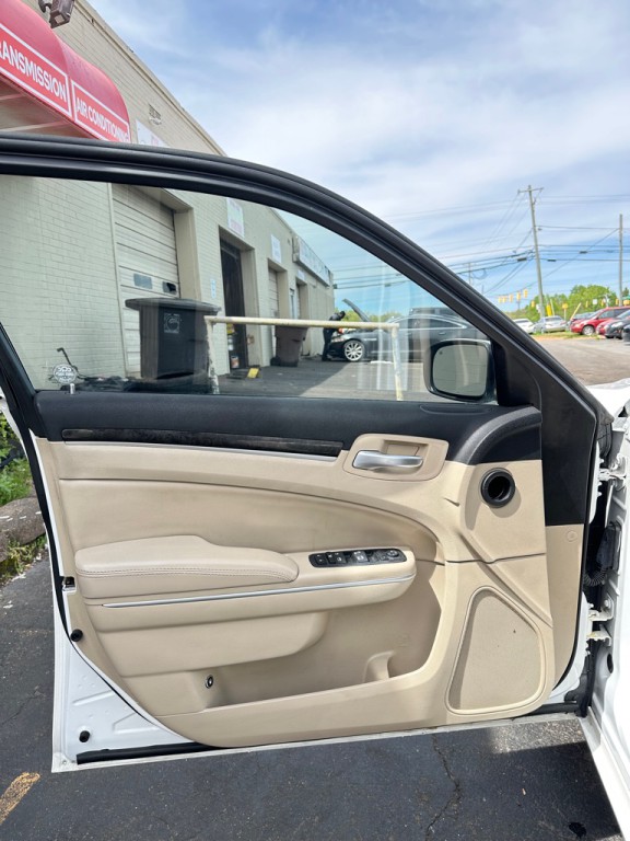 2014 Chrysler 300 Image 11