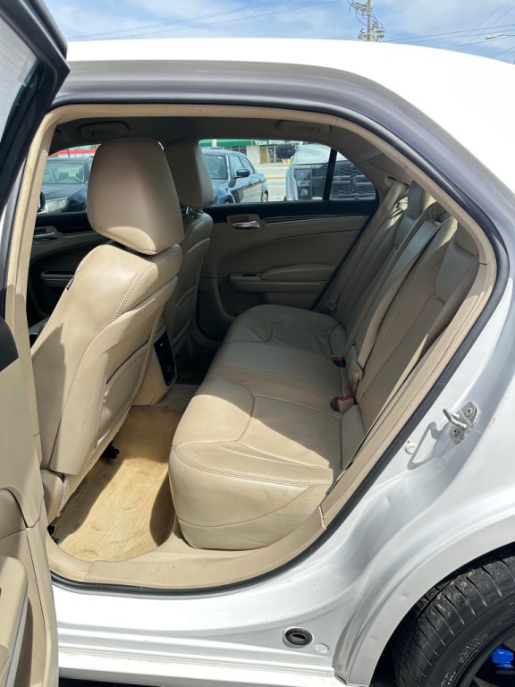 2014 Chrysler 300 Image 12