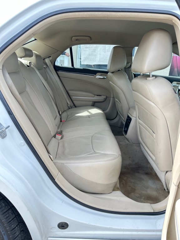 2014 Chrysler 300 Image 14