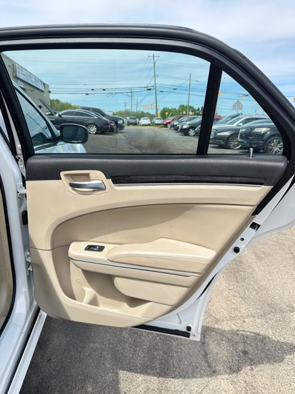 2014 Chrysler 300 Image 15