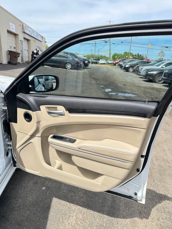 2014 Chrysler 300 Image 17