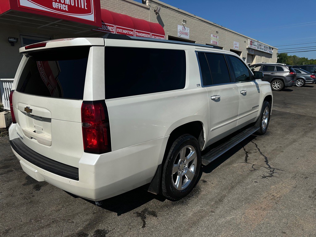 2015 Chevrolet Suburban Image 8