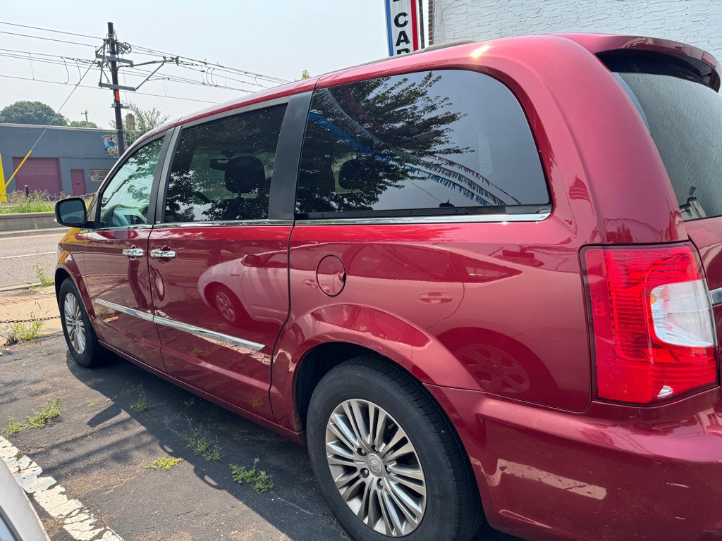 2014 Chrysler Town & Country Image 3
