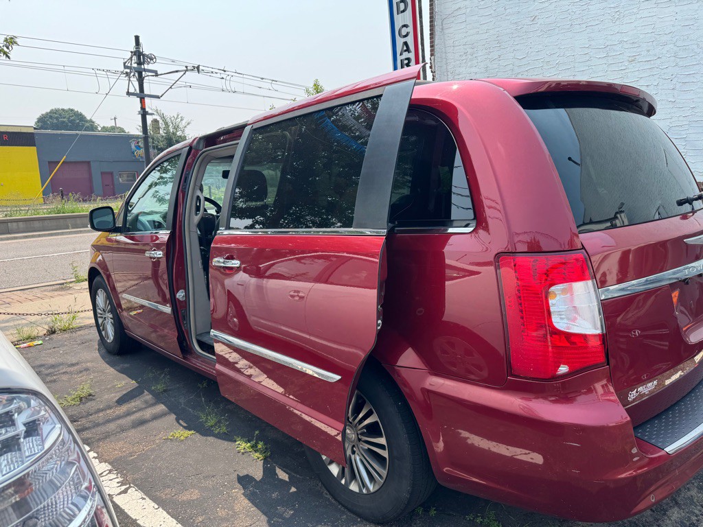 2014 Chrysler Town & Country Image 4