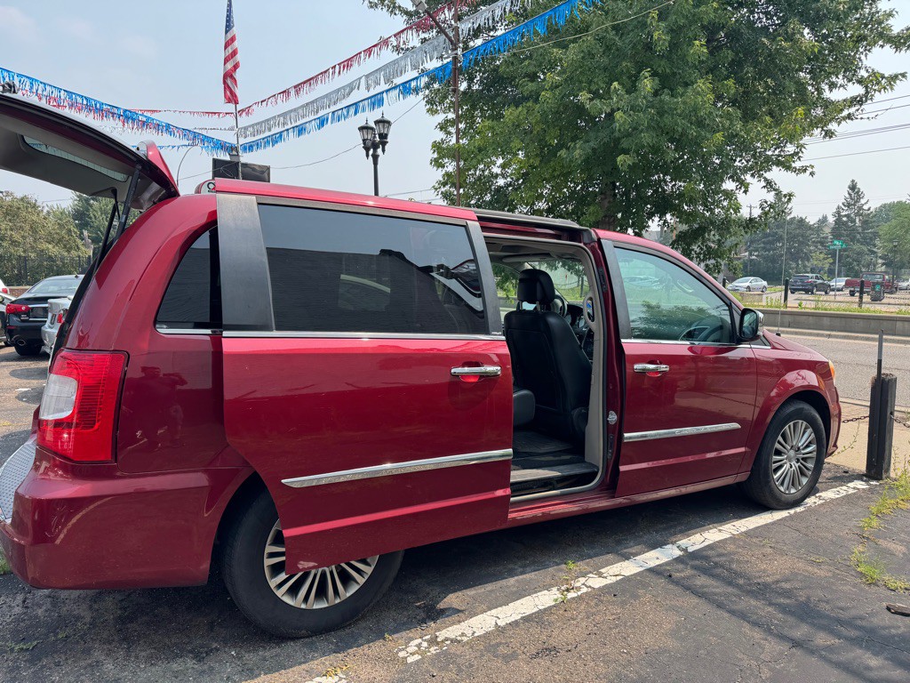 2014 Chrysler Town & Country Image 6
