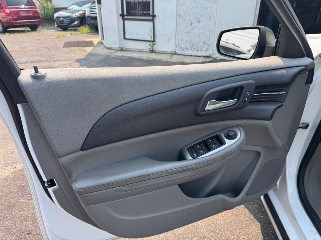 2014 Chevrolet Malibu Image 2