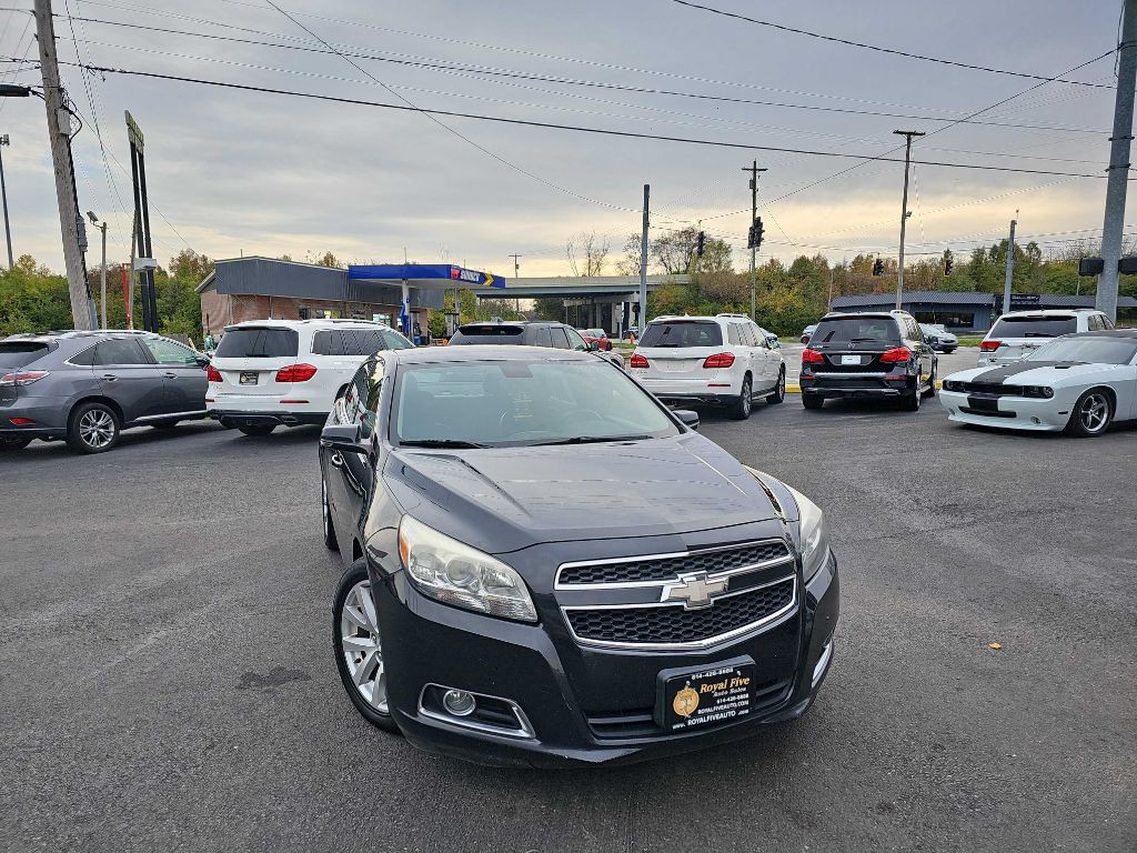 2013 Chevrolet Malibu Image 2