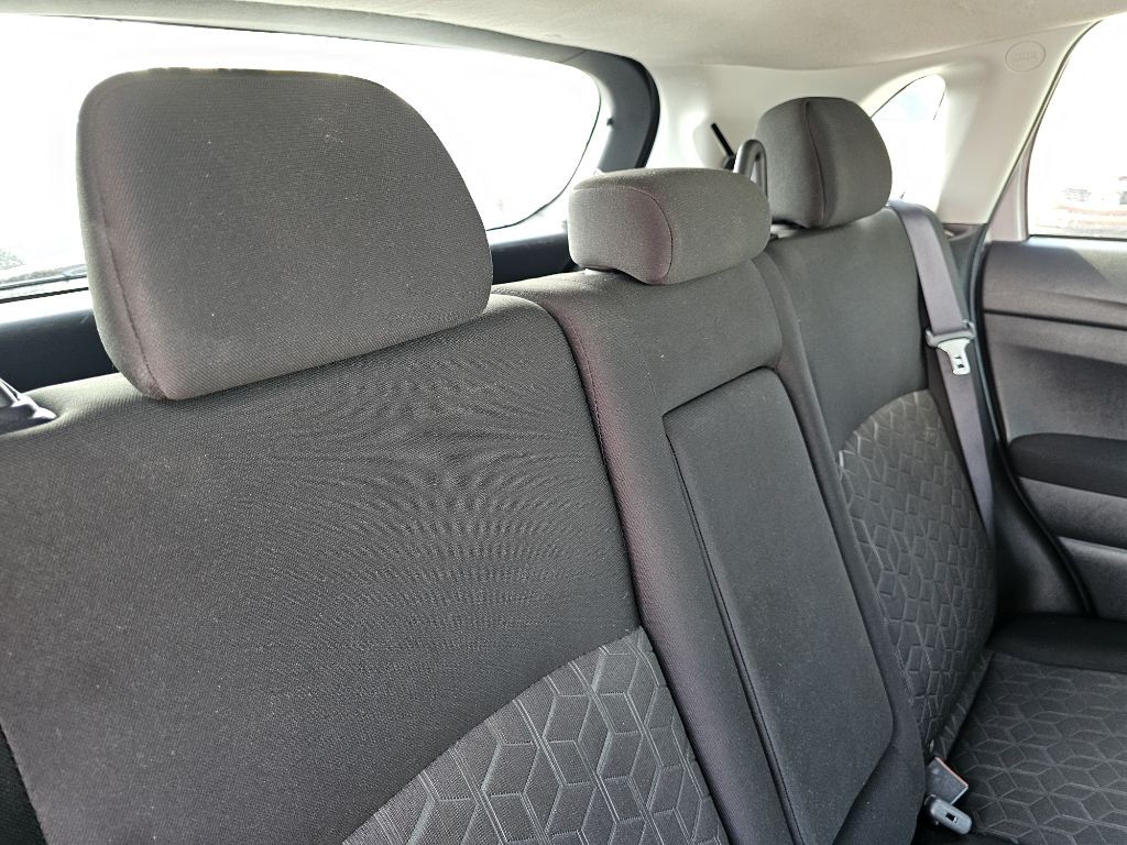 2021 Mitsubishi Outlander Image 38