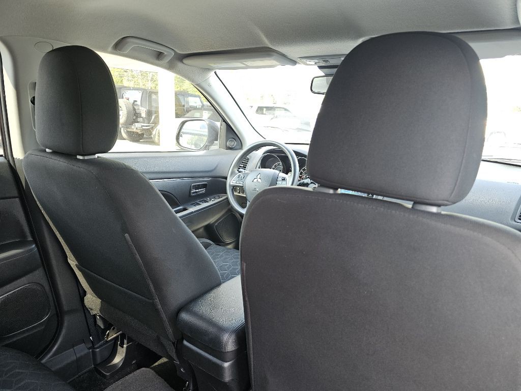 2021 Mitsubishi Outlander Image 40