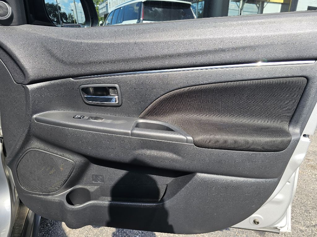 2021 Mitsubishi Outlander Image 44