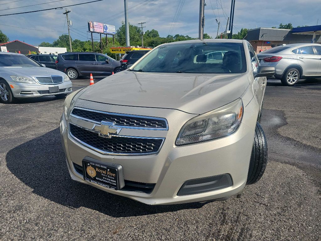 2013 Chevrolet Malibu Image 2