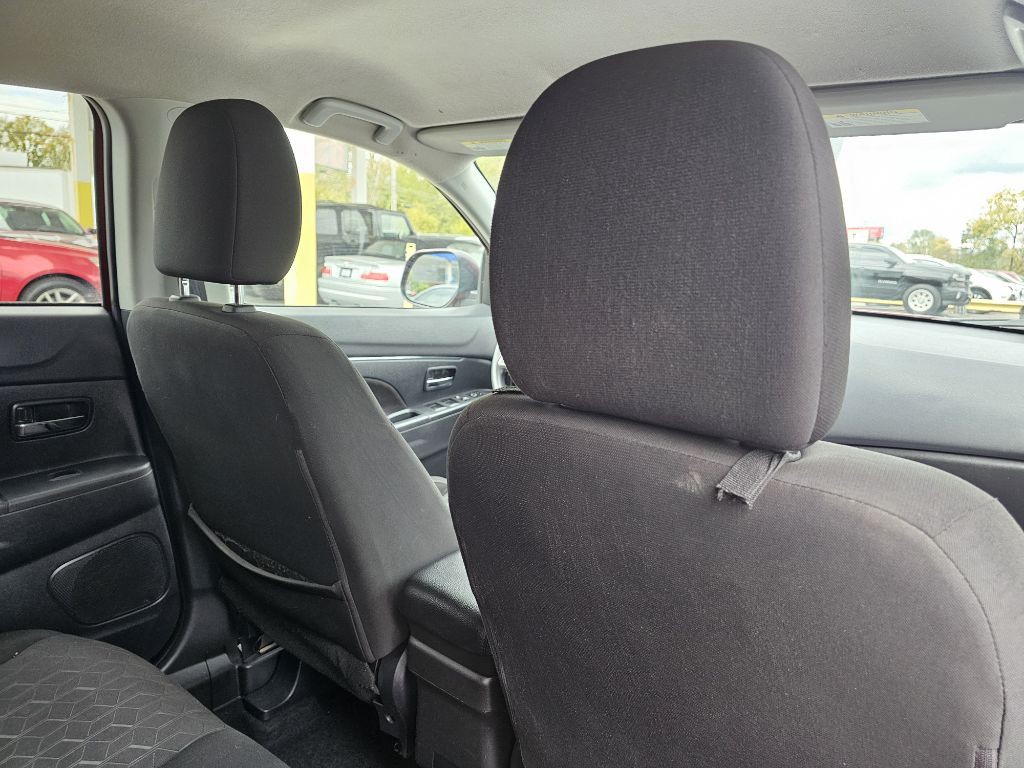 2023 Mitsubishi Outlander Image 43