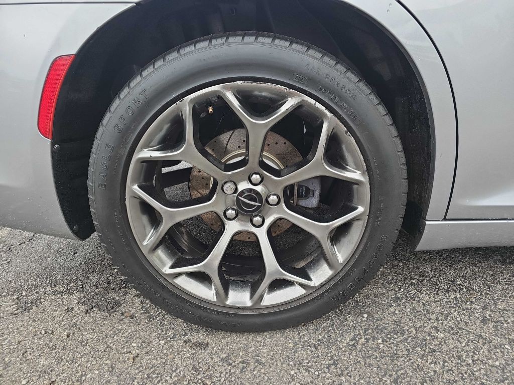 2015 Chrysler 300 Image 23