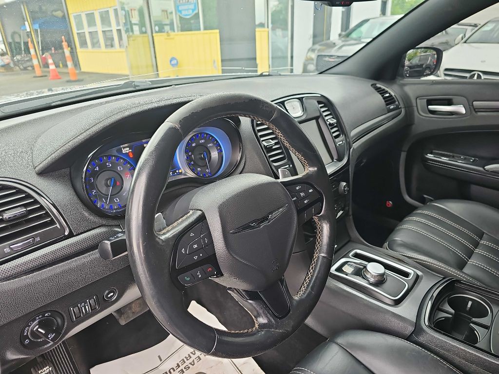 2015 Chrysler 300 Image 25