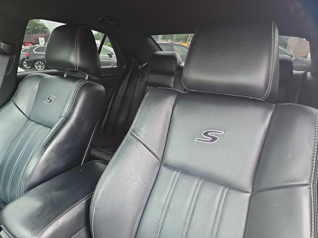 2015 Chrysler 300 Image 26
