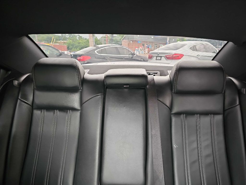 2015 Chrysler 300 Image 27