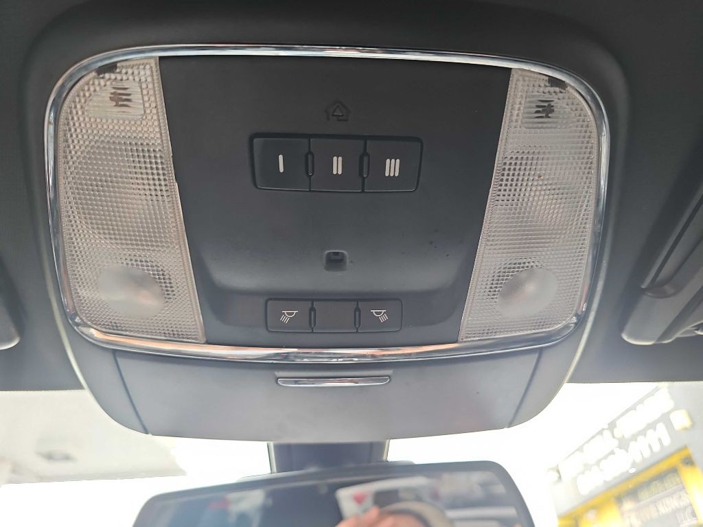 2015 Chrysler 300 Image 33