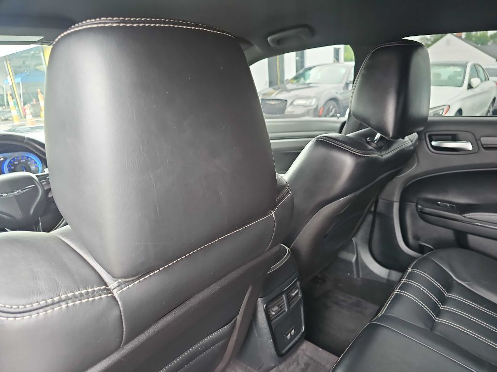 2015 Chrysler 300 Image 42