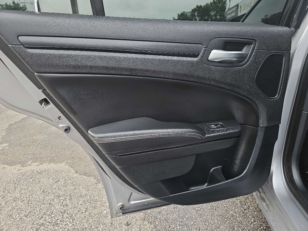 2015 Chrysler 300 Image 44