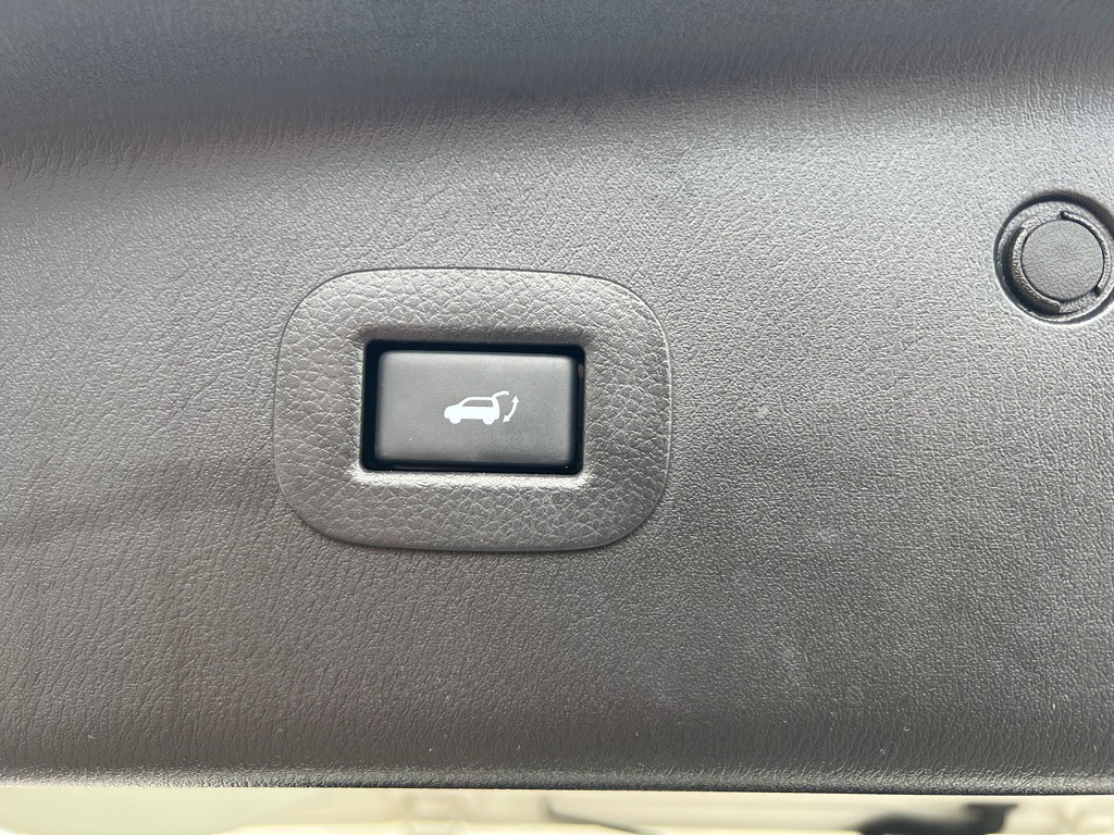 2017 INFINITI QX80 Image 30