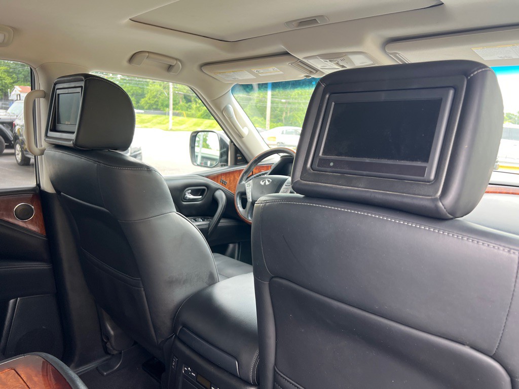 2017 INFINITI QX80 Image 32