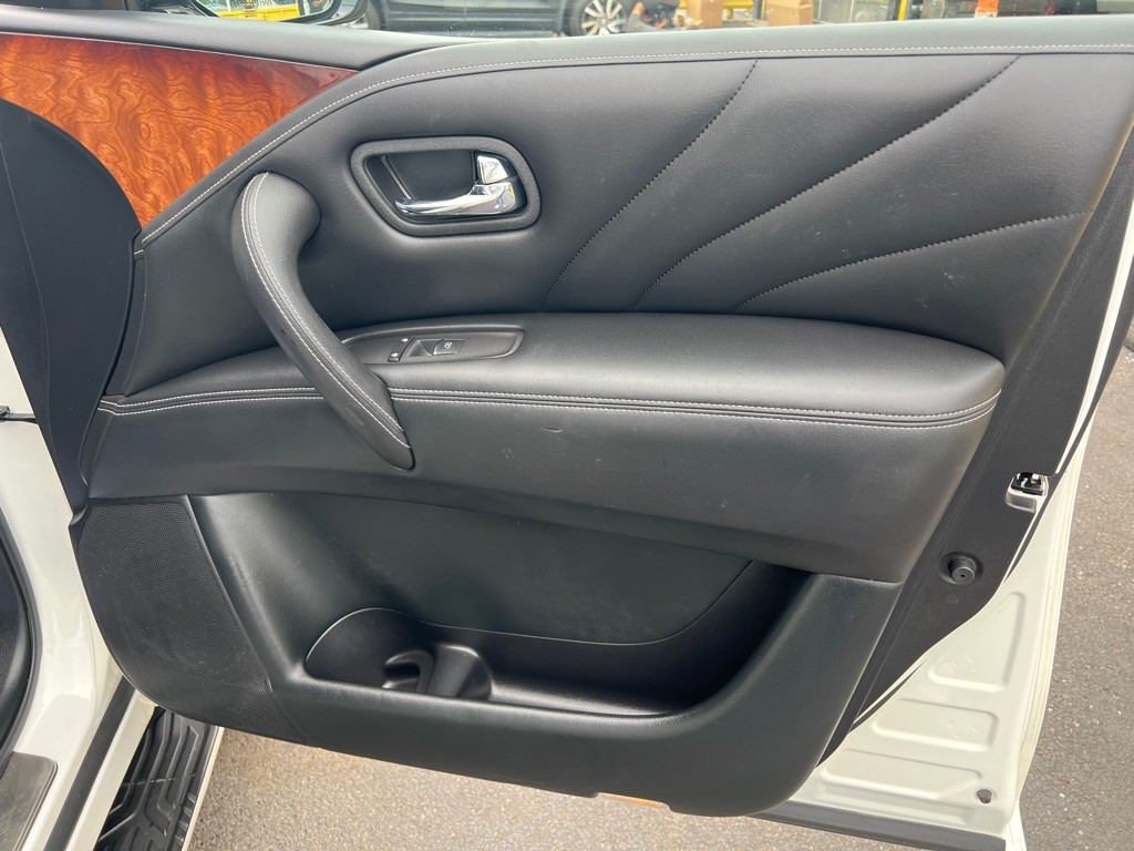 2017 INFINITI QX80 Image 34