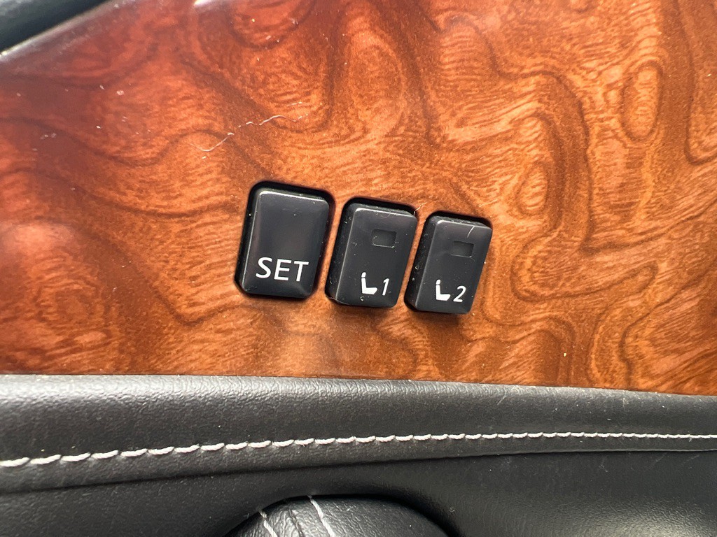 2017 INFINITI QX80 Image 36