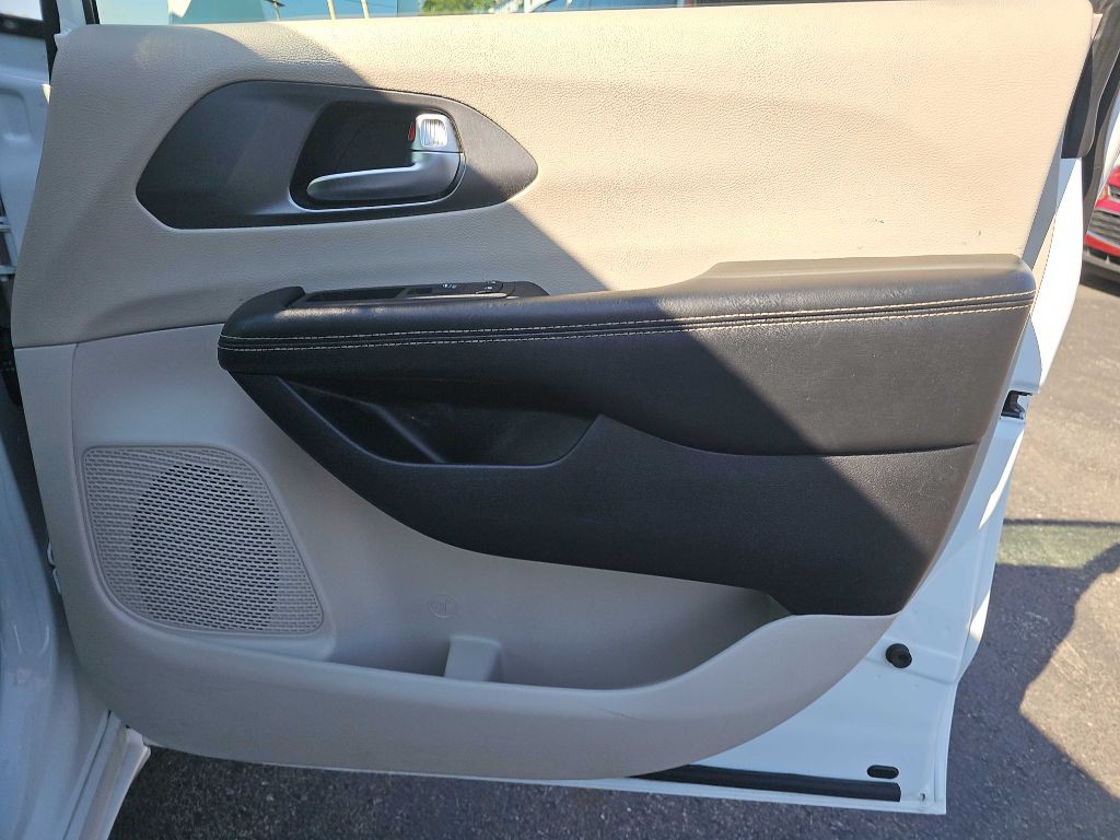 2022 Chrysler Pacifica Image 57