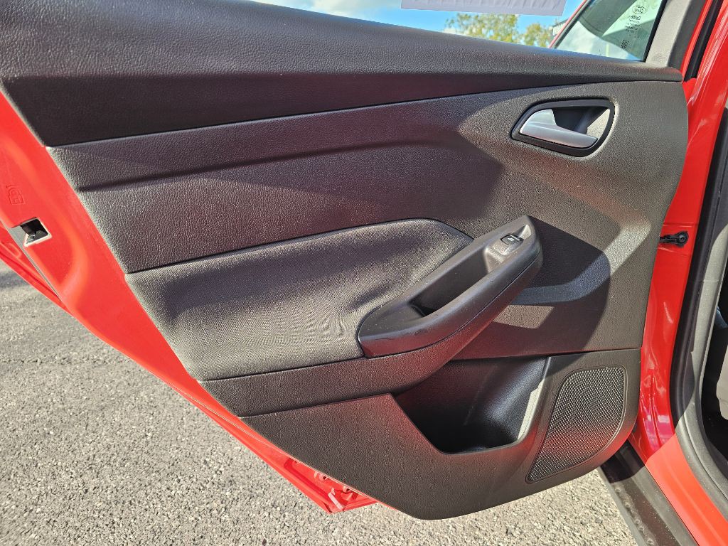 2016 Ford Focus Image 40