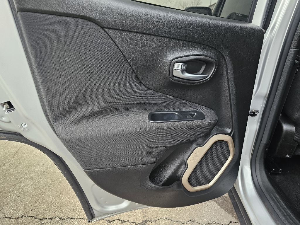 2016 Jeep Renegade Image 34