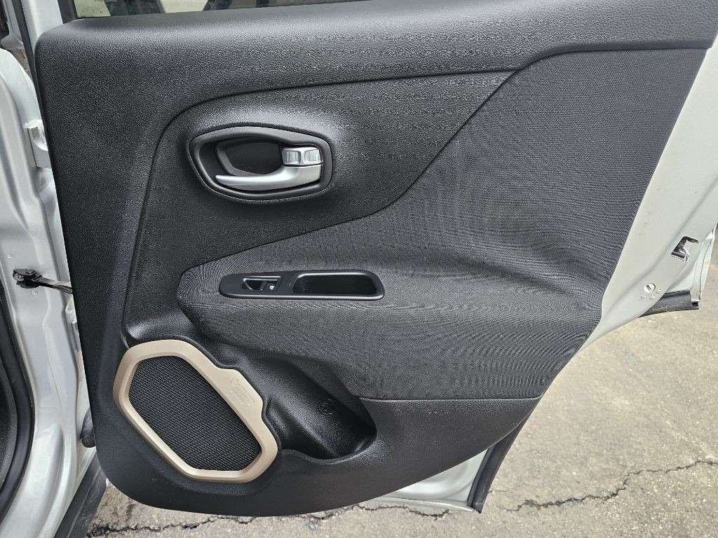 2016 Jeep Renegade Image 39