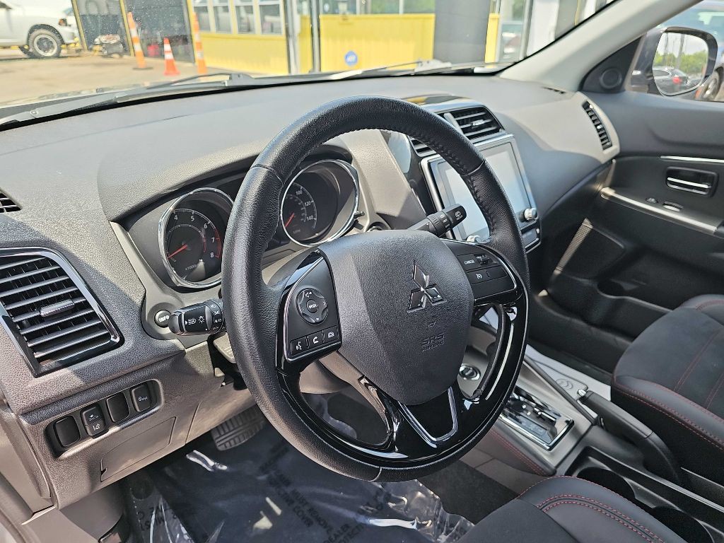 2023 Mitsubishi Outlander Image 23