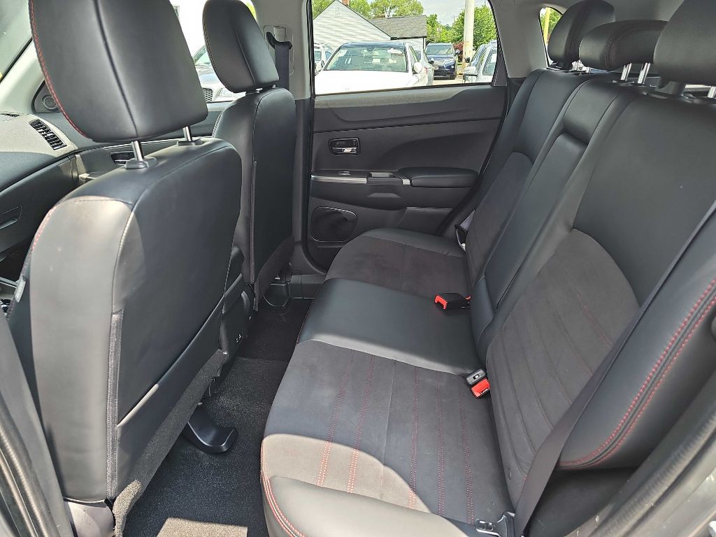 2023 Mitsubishi Outlander Image 37