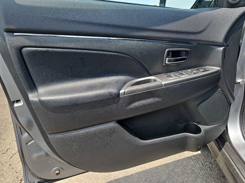 2023 Mitsubishi Outlander Image 43