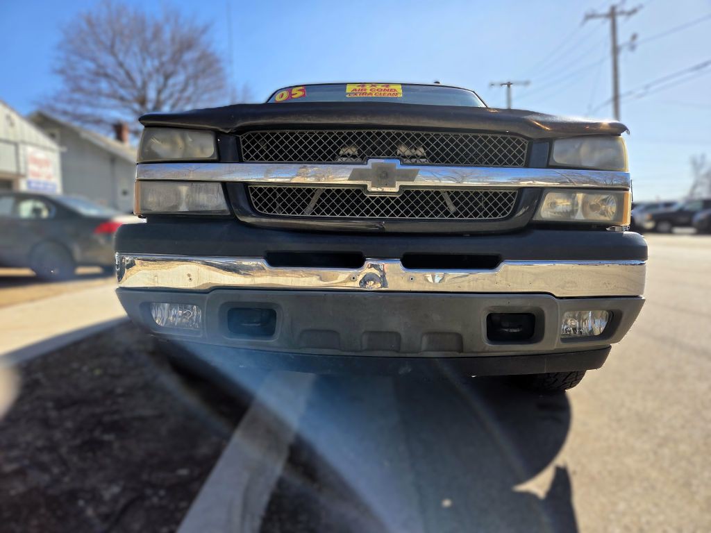 2005 Chevrolet Avalanche Image 2